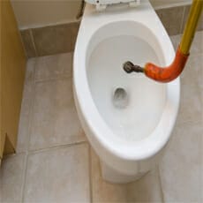 using-auger-to-unclog-toilet